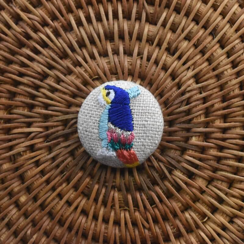 オウム･くるみボタン刺繍ブローチ/22