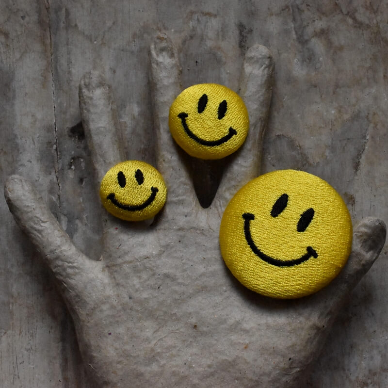 ニコちゃんマーク刺繍のくるみボタン