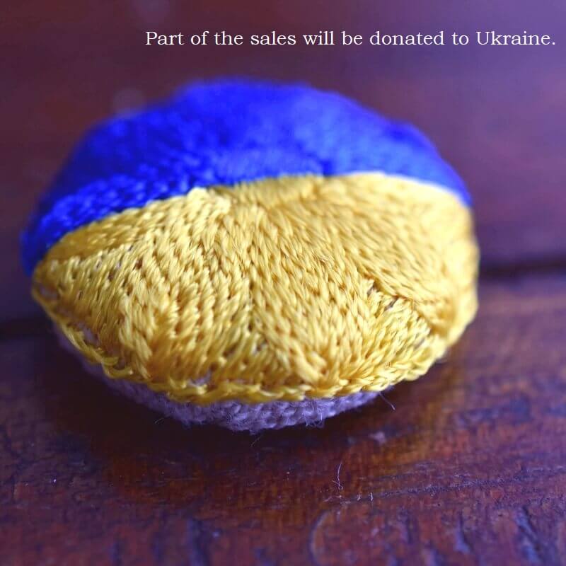 ウクライナ国旗刺繍ブローチななまアップ