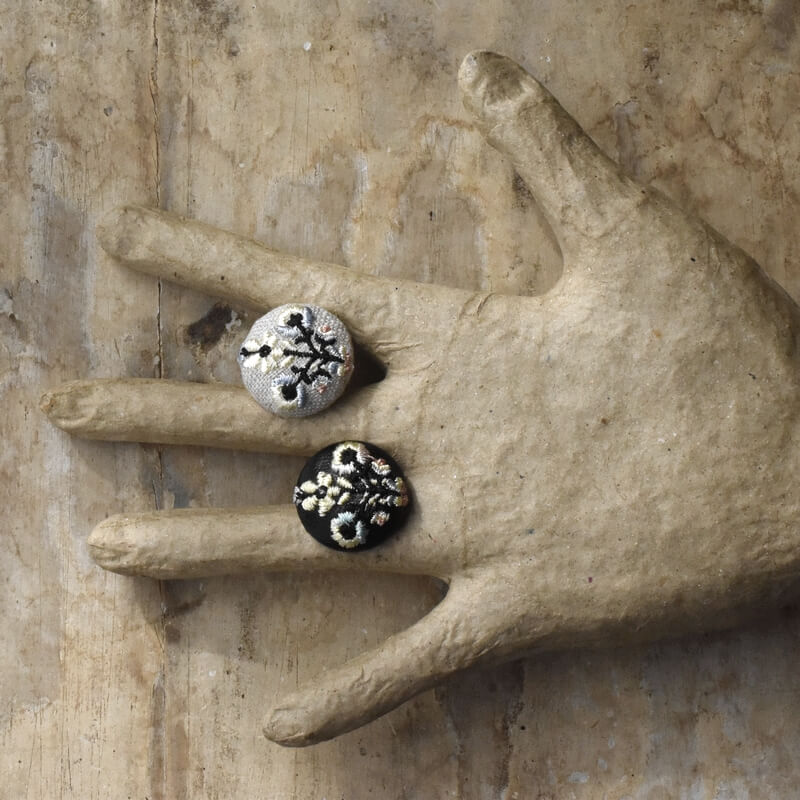 冬の色お花3輪シルバーくるみボタン刺繍ブローチ/22