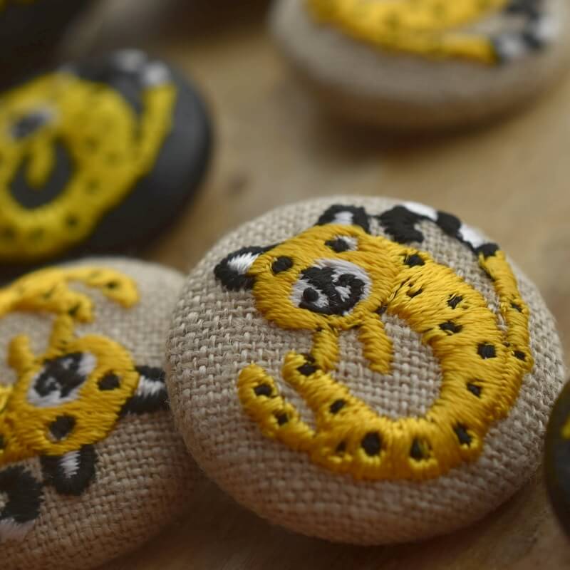 チーターくるみボタン刺繍ブローチ/29