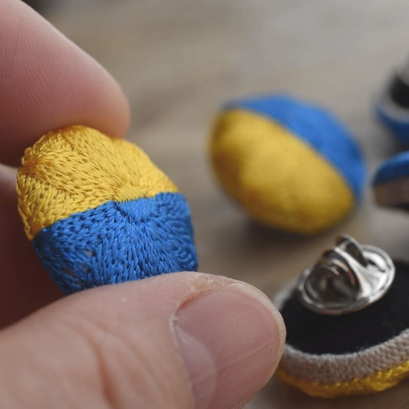 ウクライナ国旗[青黄旗_Ukraine]刺繍のくるみボタン