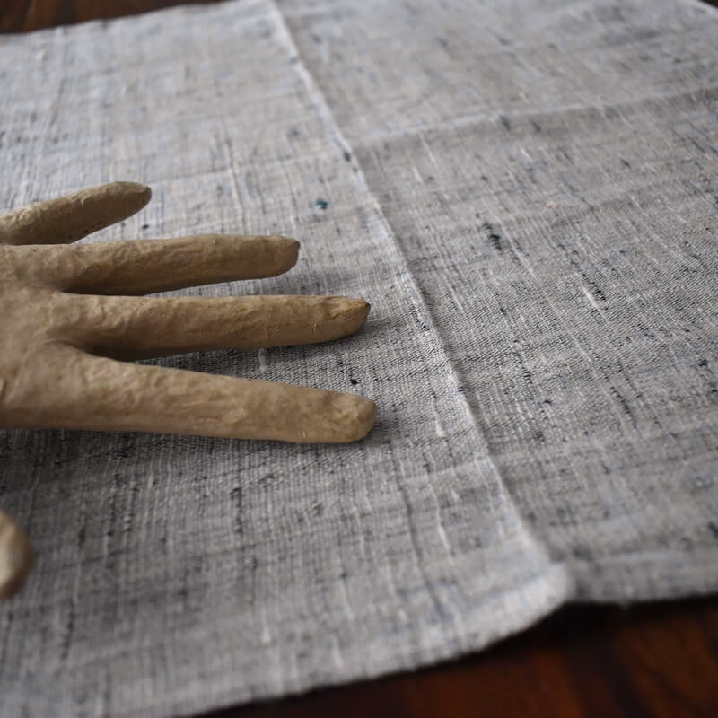 手紡ぎの手織りクロスカディハンカチ