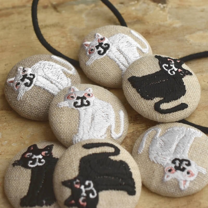 桃色猫にやりくるみボタン刺繍ブローチ/38