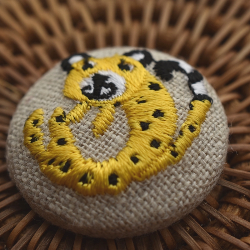 チーターくるみボタン刺繍ブローチ/29