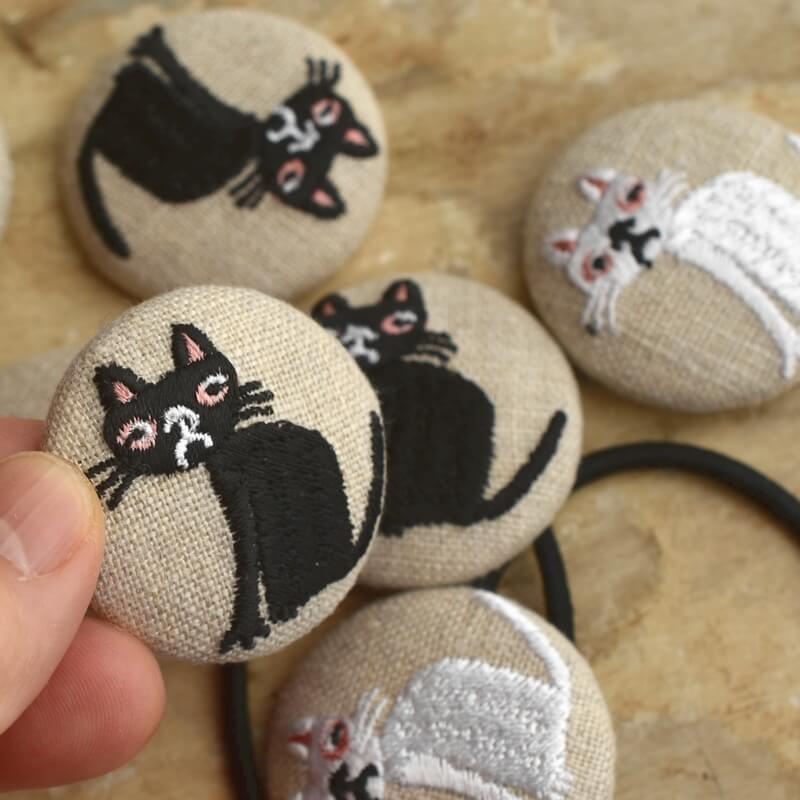 桃色猫へのじくるみボタン刺繍ブローチ/38