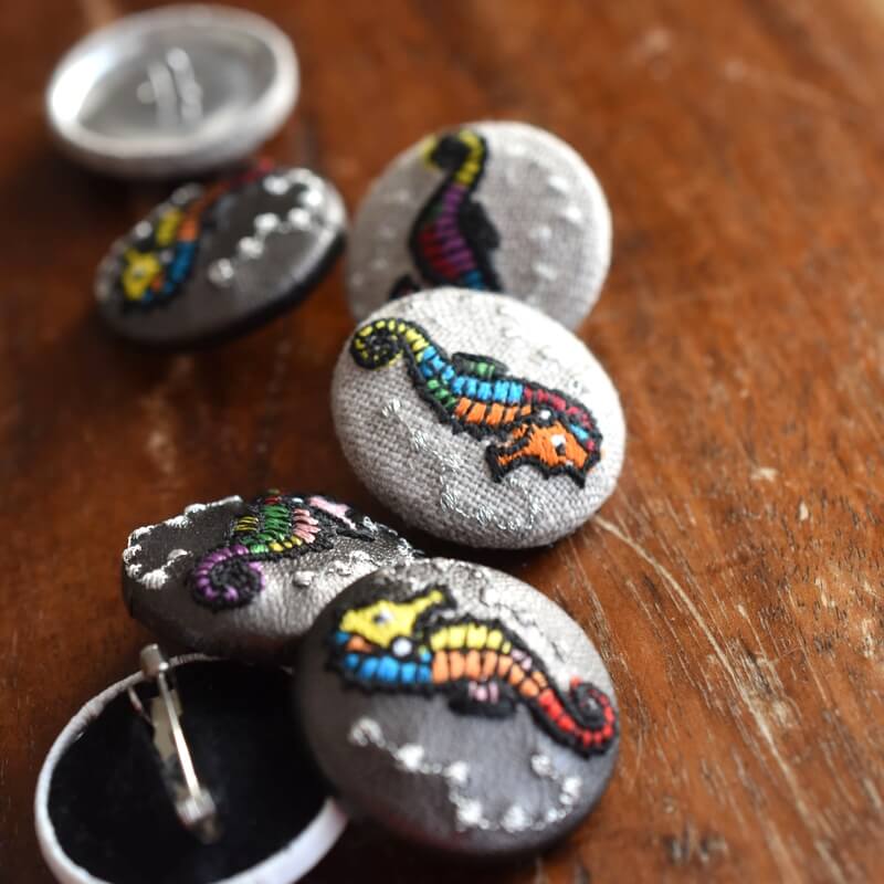 タツノオトシゴ水玉くるみボタン刺繍ブローチ/29