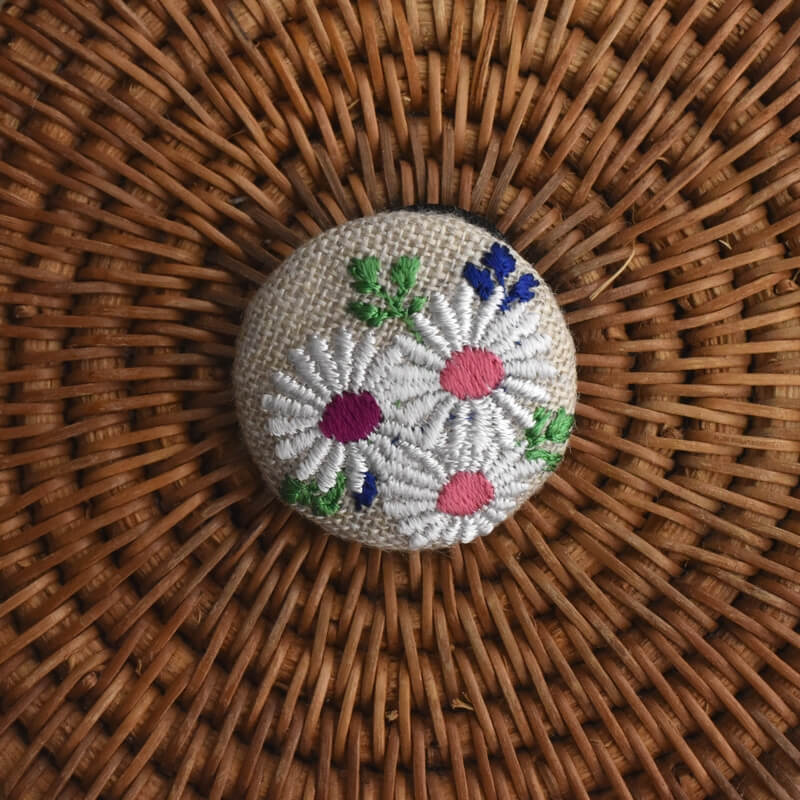 マーガレットくるみボタン刺繍ブローチ/29