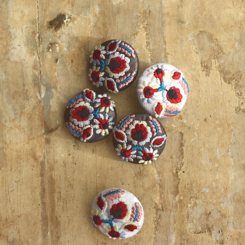 ピンク色ハンガリー実と花くるみボタン刺繍ブローチ/29