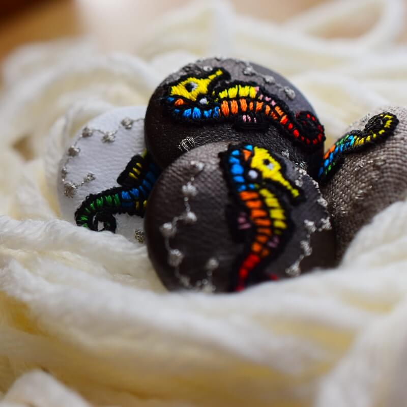 タツノオトシゴ水玉くるみボタン刺繍ブローチ/29