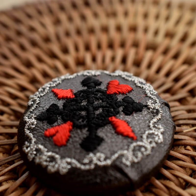 銀トランプくるみボタン刺繍ブローチ/29