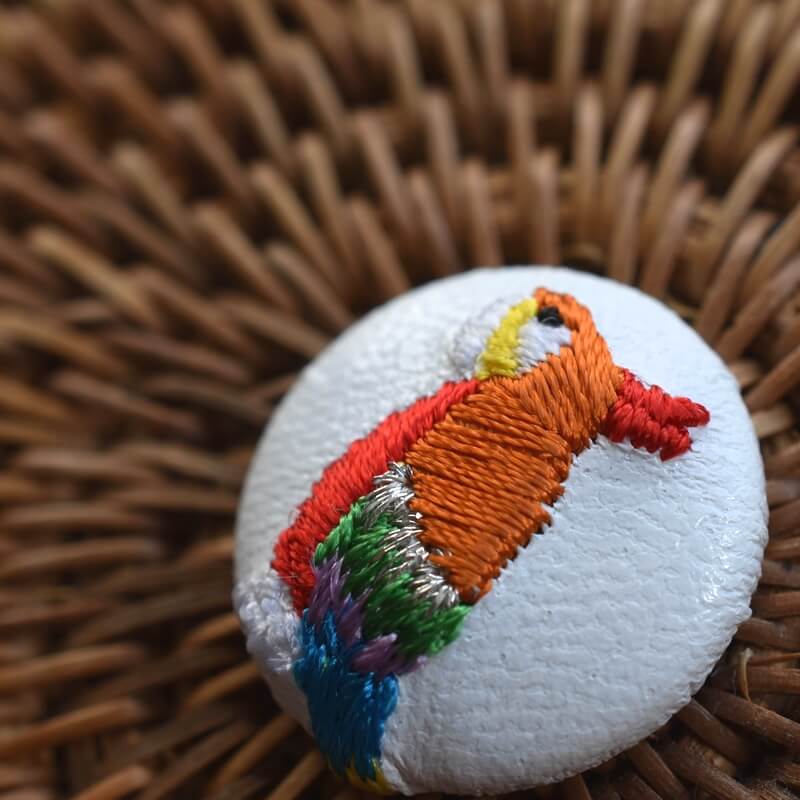 オレンジオウム･くるみボタン刺繍ブローチ/22