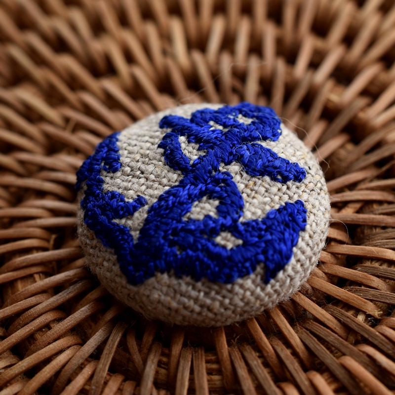 アンカー金青の碇･くるみボタン刺繍ブローチ/22