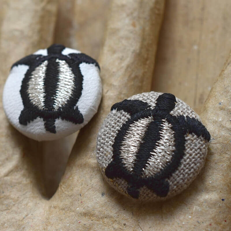 ホヌ海亀くるみボタン刺繍ブローチ/22