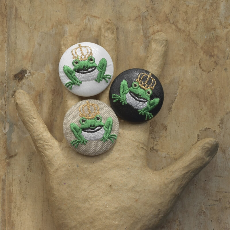 金カエルKINGくるみボタン刺繍ブローチ/38