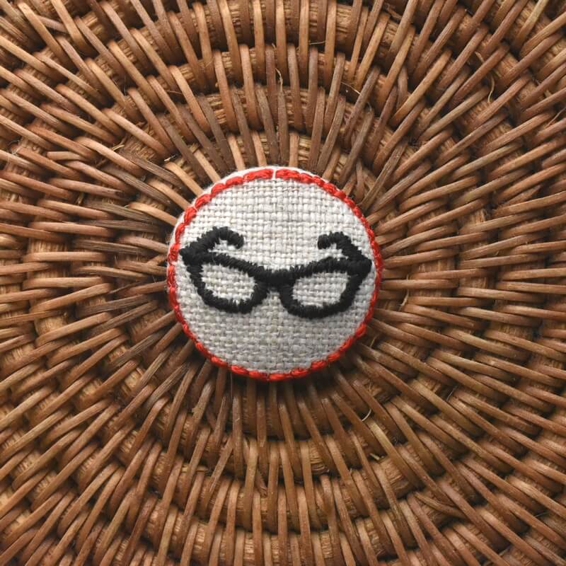 黒ぶちメガネくるみボタン刺繍ブローチ/22