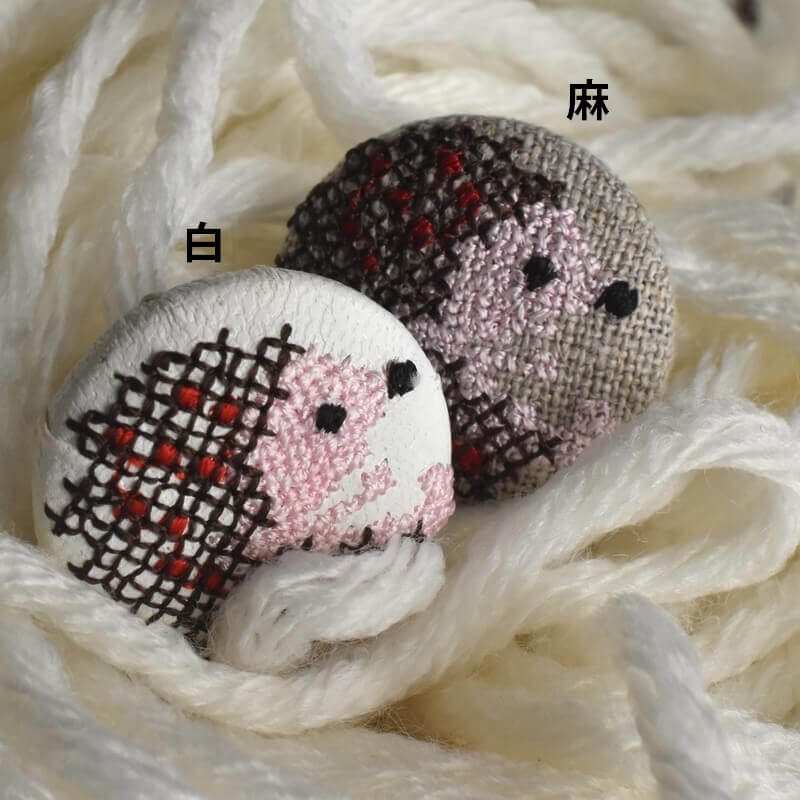 茶色ハリネズミくるみボタン刺繍ブローチ/29