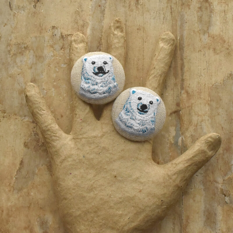 白熊ブルーくるみボタン刺繍ブローチ/38