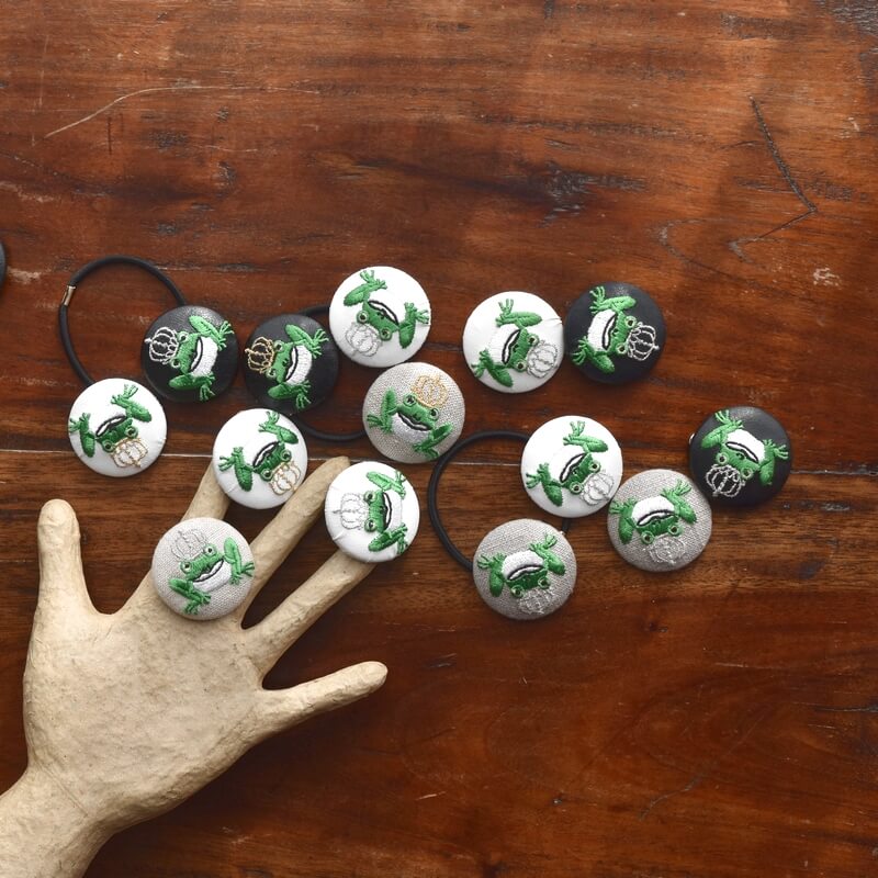 銀カエルKINGくるみボタン刺繍ブローチ/38