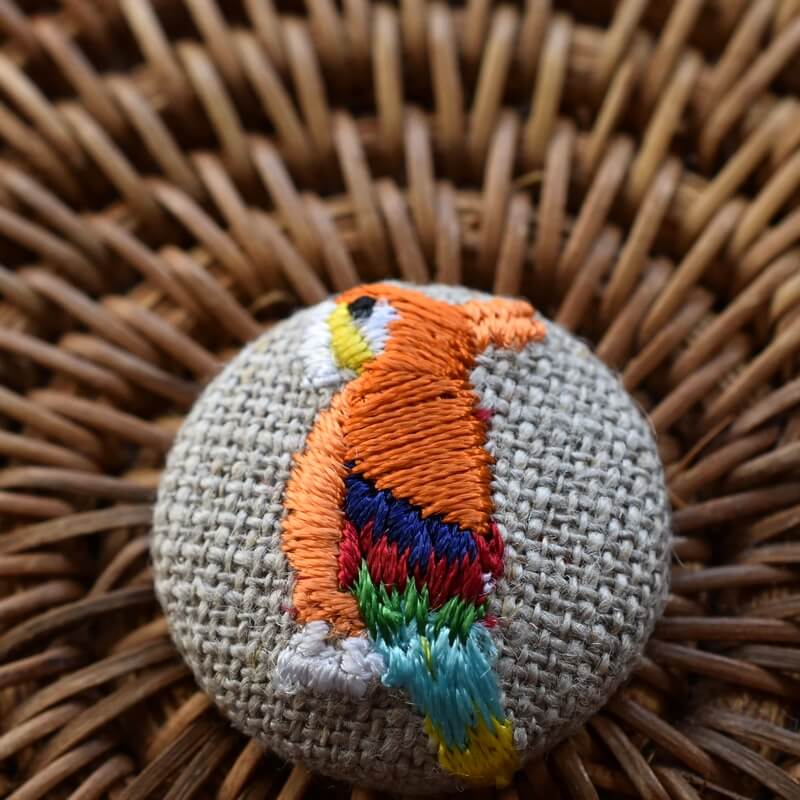 オレンジオウム･くるみボタン刺繍ブローチ/22