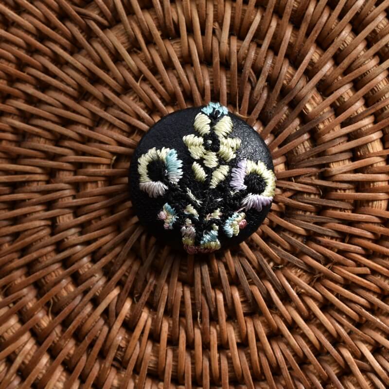 冬の色お花3輪シルバーくるみボタン刺繍ブローチ/22