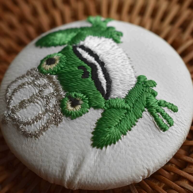 銀カエルKINGくるみボタン刺繍ブローチ/38