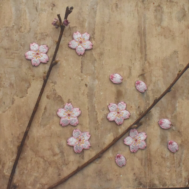 桜のはなびら刺繍ワッペントップ