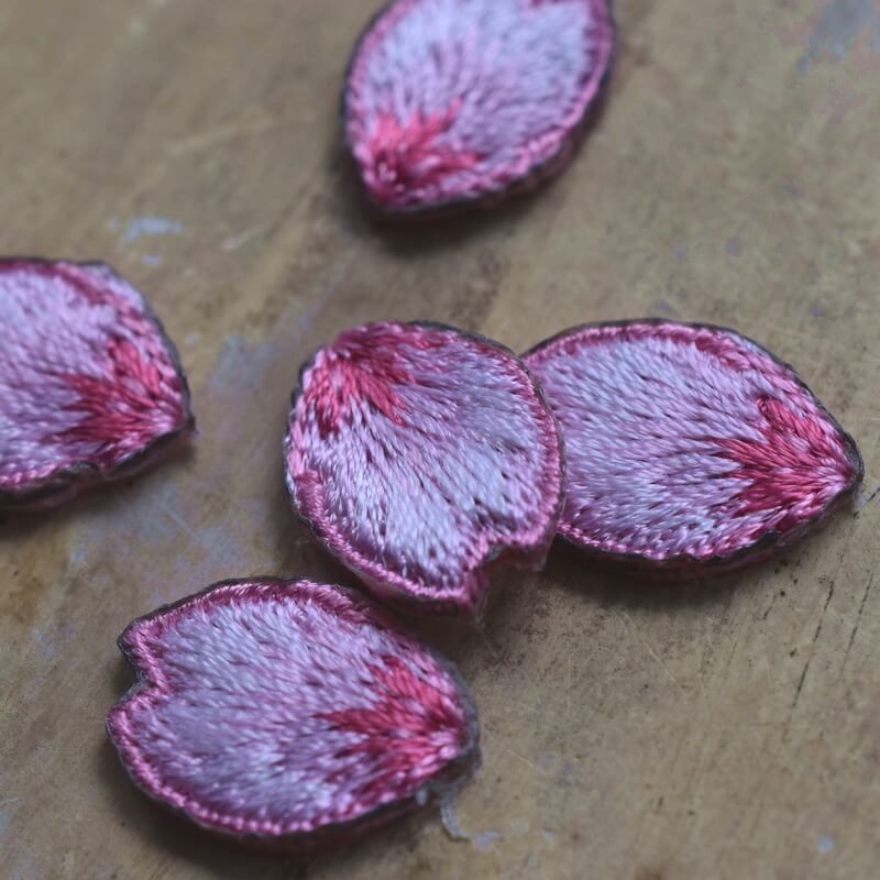 桜のはなびら刺繍ワッペンアップ