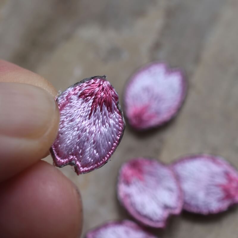 桜のはなびら刺繍ワッペンハンド