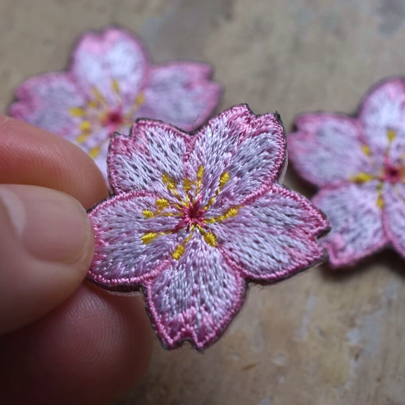 桜の刺繍ワッペンハンド