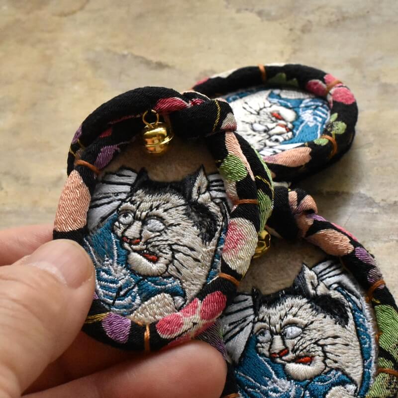 やぶにらみ猫の刺繍ブローチ