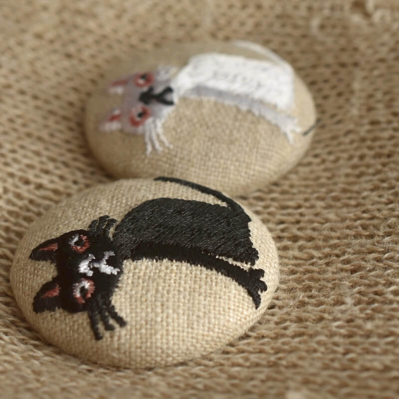 桃色猫へのじくるみボタン刺繍ブローチ/38
