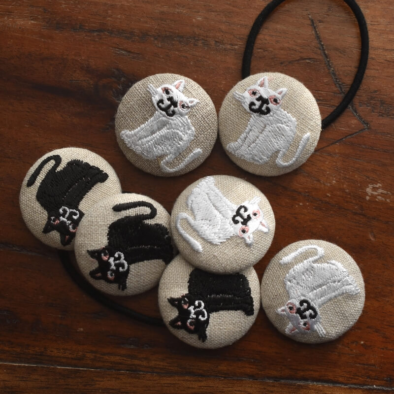 桃色猫にやりくるみボタン刺繍ブローチ/38