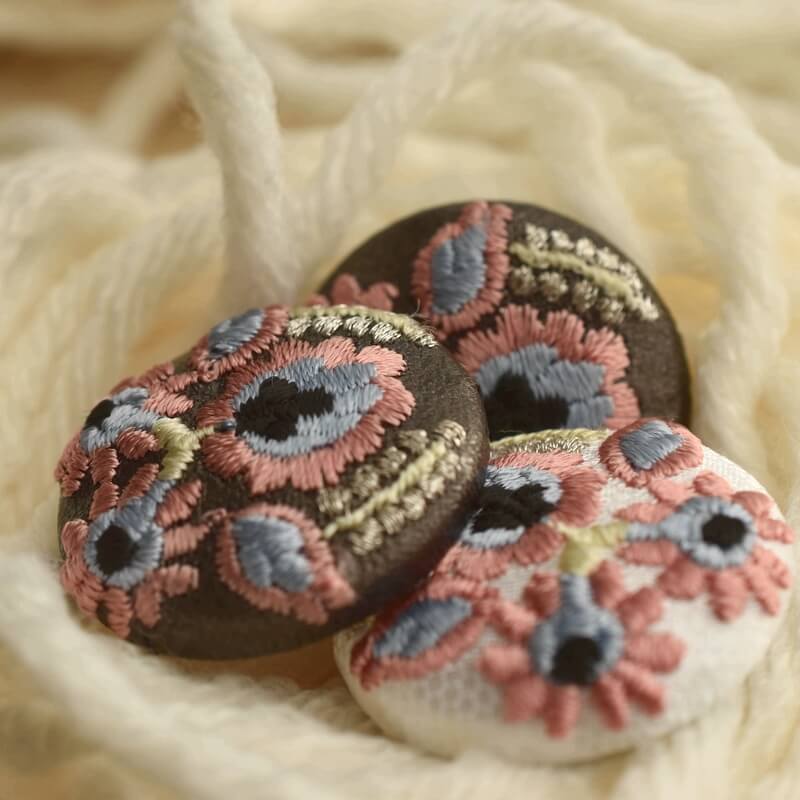 ハンガリー実と花くるみボタン刺繍ブローチ/29