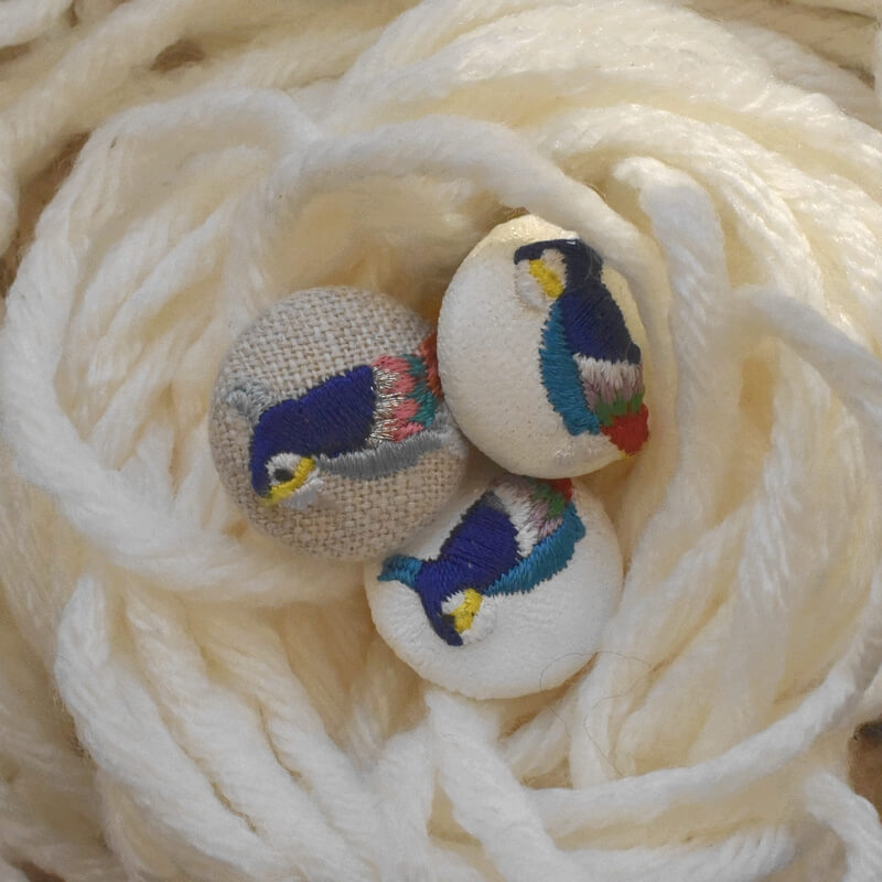 オウム･くるみボタン刺繍ブローチ/22