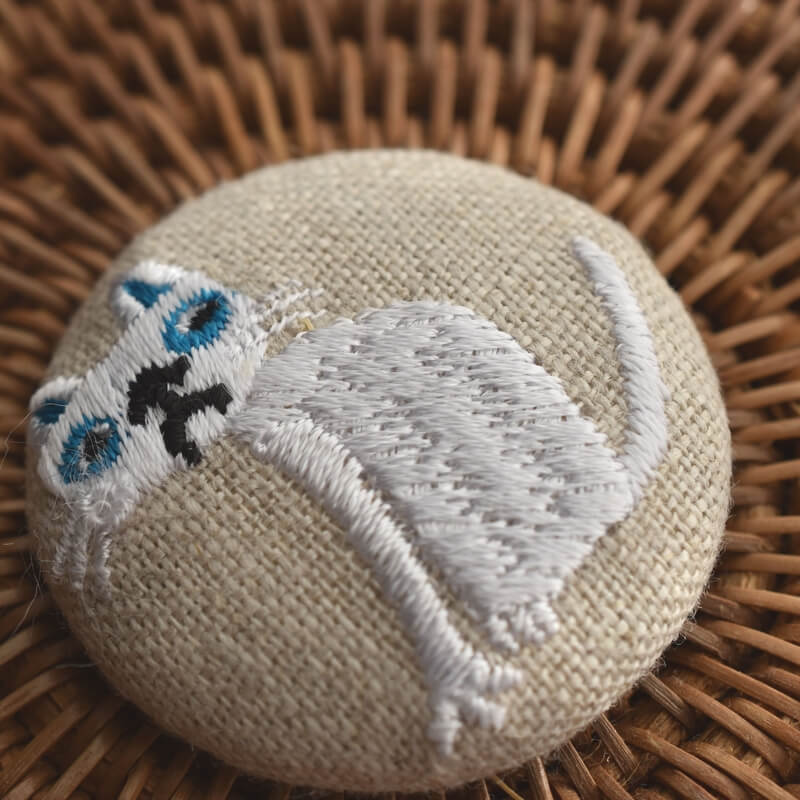 空色猫へのじくるみボタン刺繍ブローチ/38