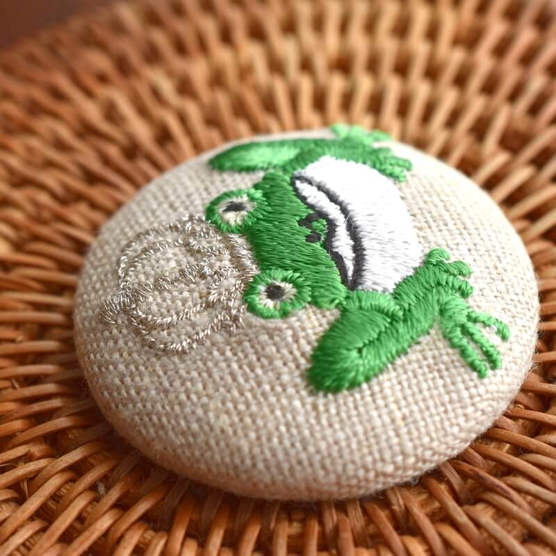 銀カエルKINGくるみボタン刺繍ブローチ/38