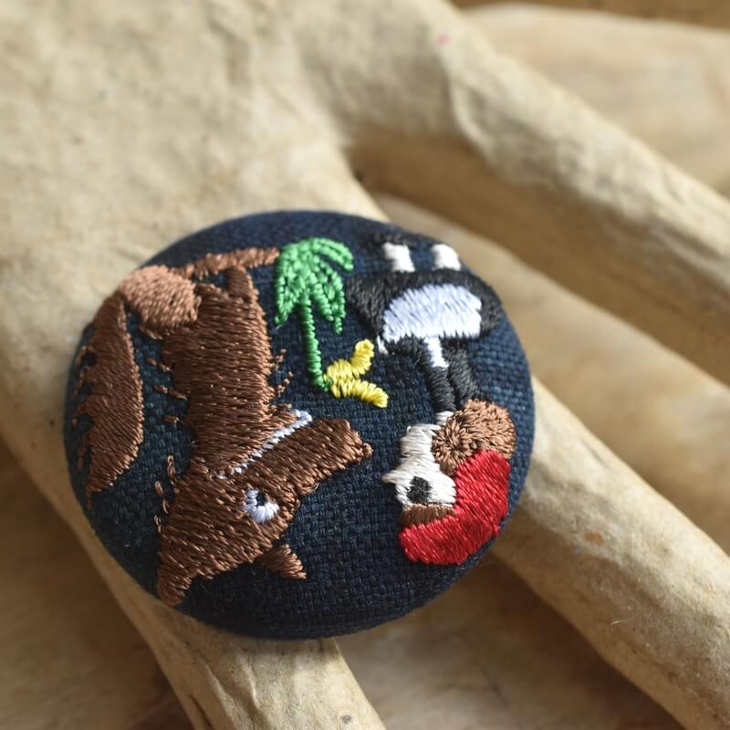 赤頭巾ちゃんくるみボタン刺繍ブローチ/38