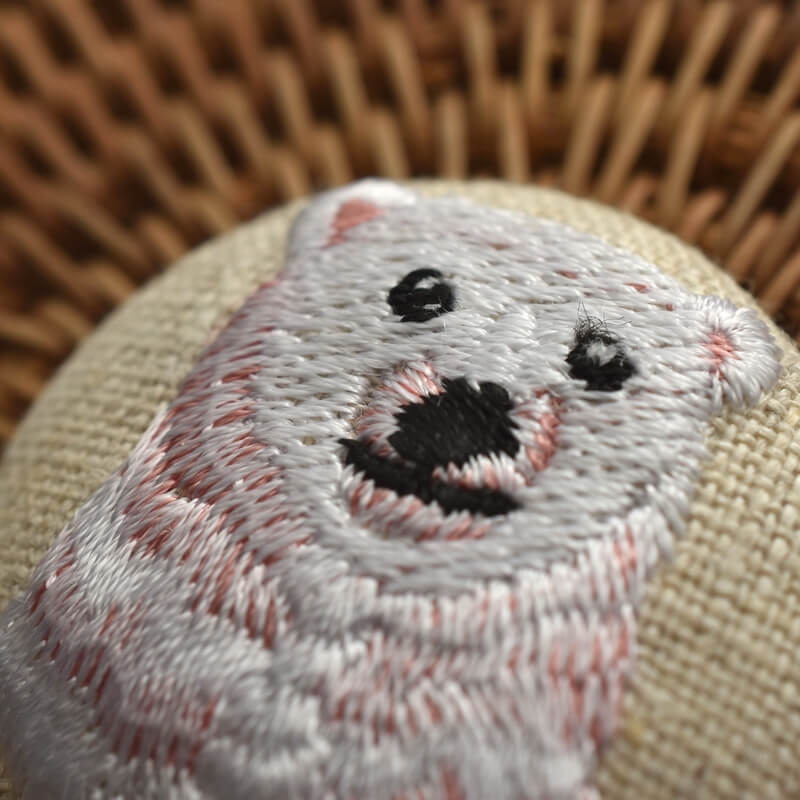 白熊ピンクくるみボタン刺繍ブローチ/38