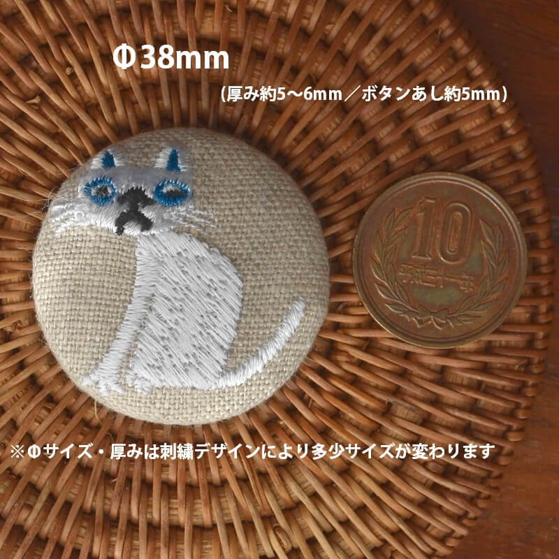 空色猫へのじくるみボタン刺繍ブローチ/38