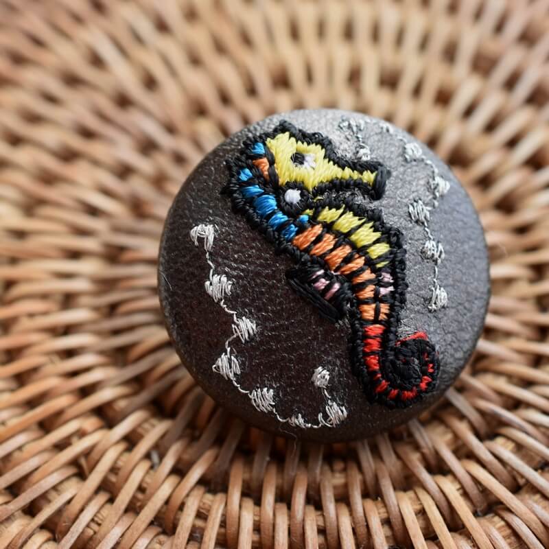 タツノオトシゴ水玉くるみボタン刺繍ブローチ/29