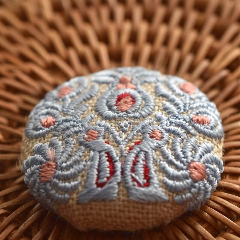 ハンガリー孔雀くるみボタンブルー刺繍ブローチ/29