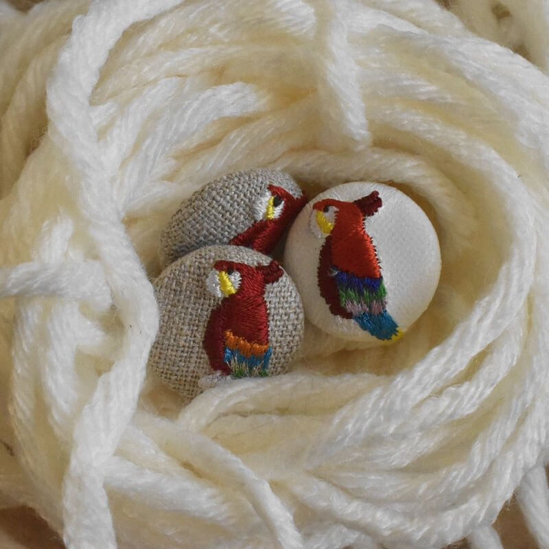 赤いオウム･くるみボタン刺繍ブローチ/22