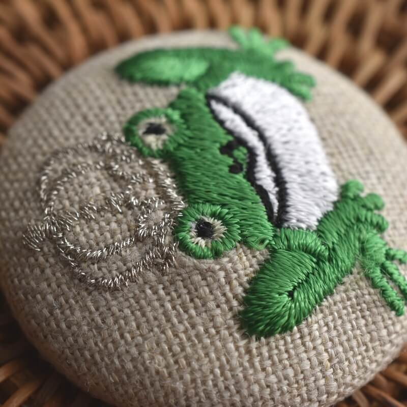 銀カエルKINGくるみボタン刺繍ブローチ/38