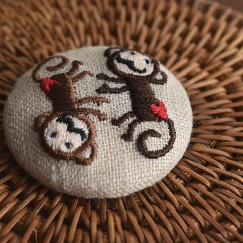 おさるダンスくるみボタン刺繍ブローチ/38