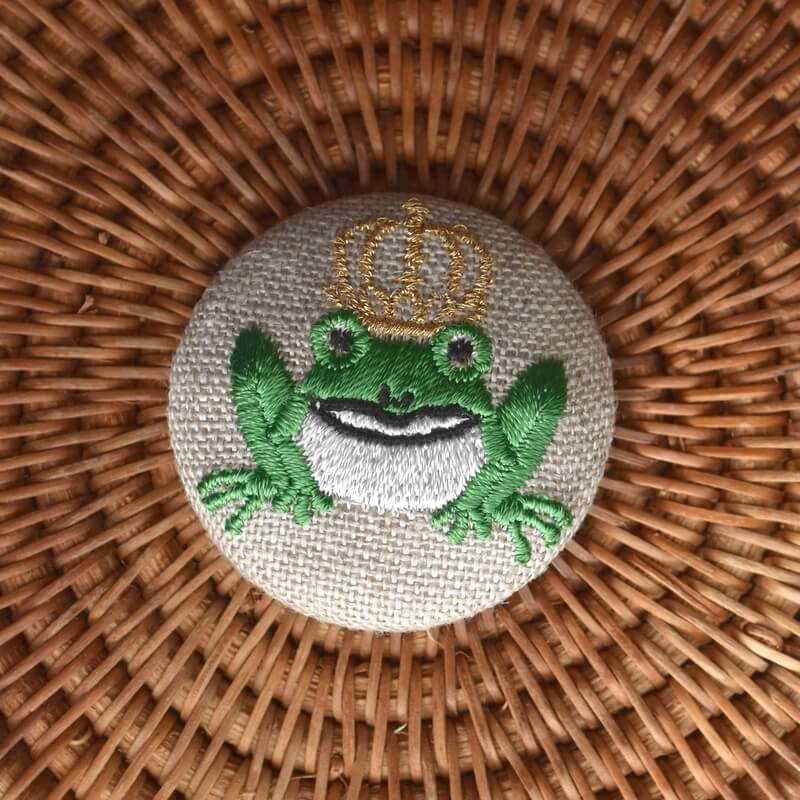 金カエルKINGくるみボタン刺繍ブローチ/38