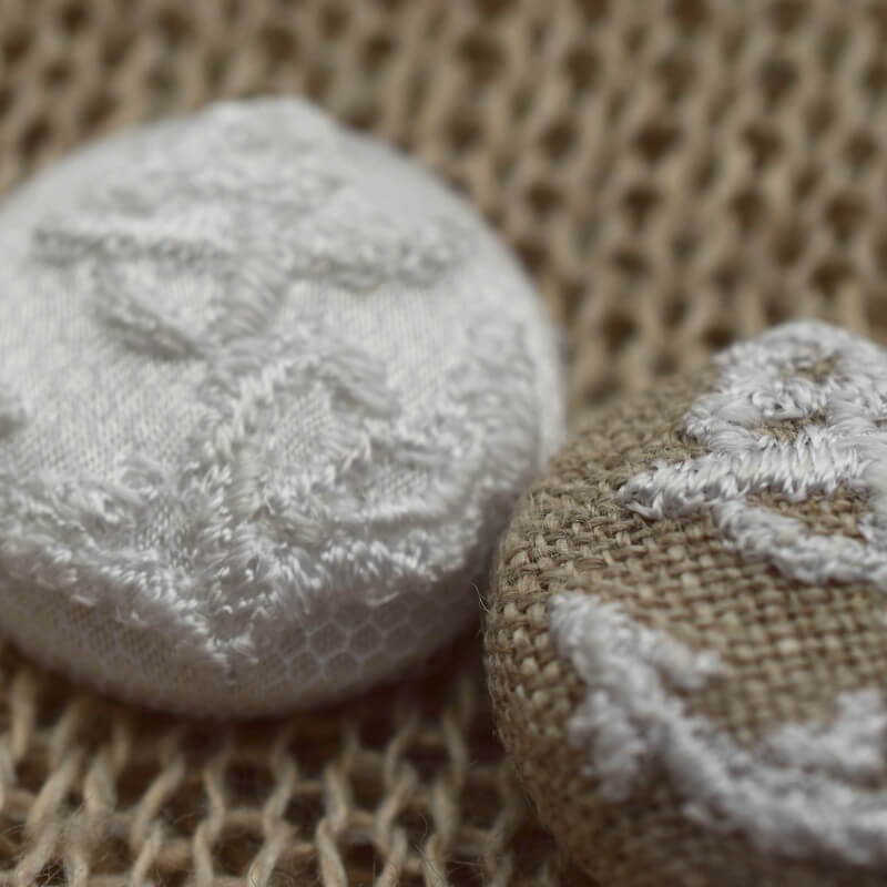 アンカー白い碇･くるみボタン刺繍ブローチ/22