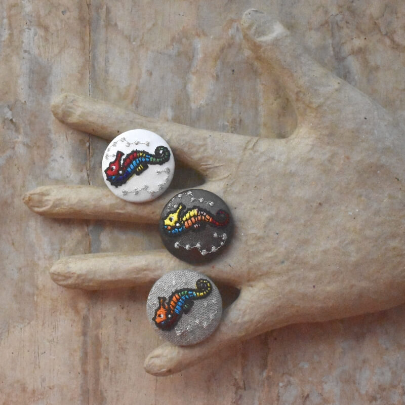 タツノオトシゴ水玉くるみボタン刺繍ブローチ/29