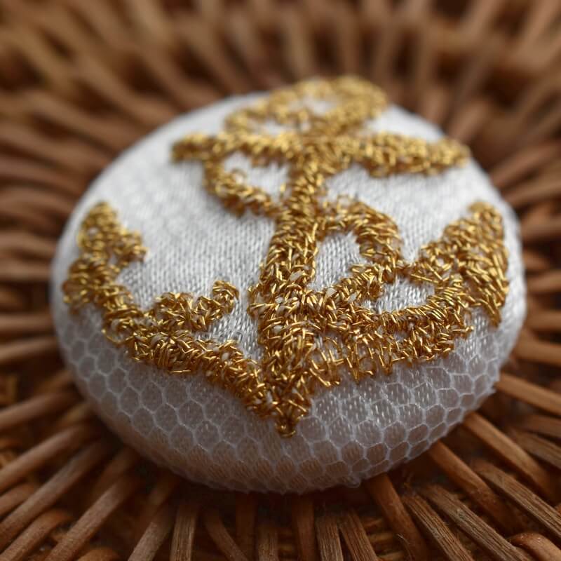 アンカー金の碇･くるみボタン刺繍ブローチ/22