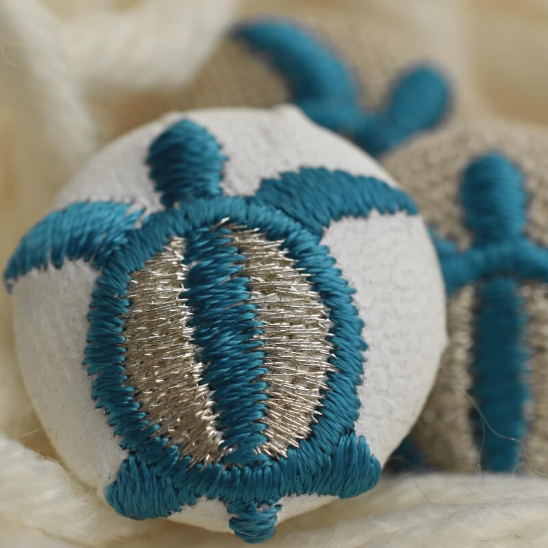 青いホヌ海亀くるみボタン刺繍ブローチ/22
